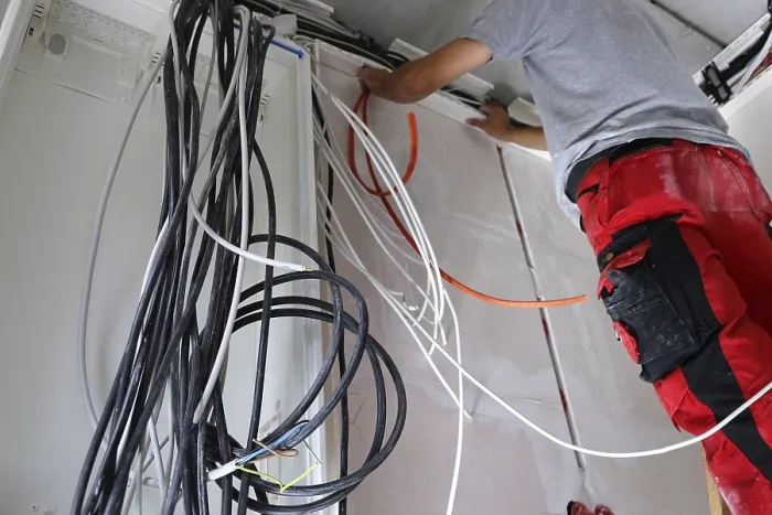 Gerahmter Druck : Professionelle elektrische Installation in einem Gebäudeskelett. Gerahmter Druck : Professionelle elektrische Installation in einem Gebäudeskelett.