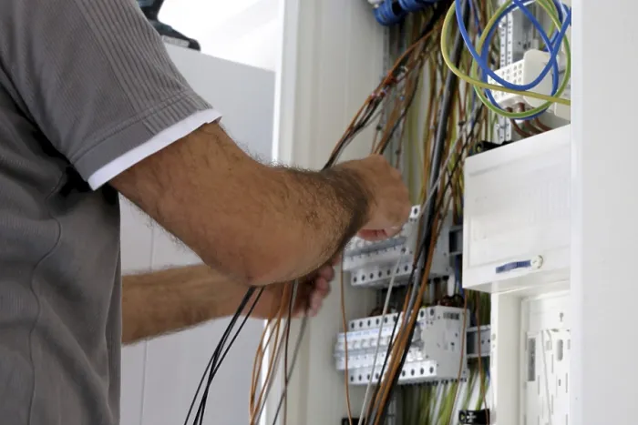 Gerahmter Druck : Professionelle elektrische Installation in einem Gebäudehülle Gerahmter Druck : Professionelle elektrische Installation in einem Gebäudehülle