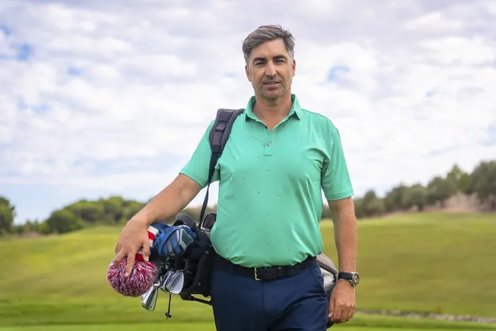 Gerahmter Druck : Ein professioneller Golfer auf einem Golfplatz. Gerahmter Druck : Ein professioneller Golfer auf einem Golfplatz.