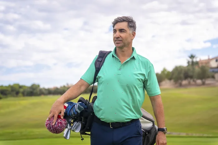 Gerahmter Druck : Ein professioneller Golfer auf einem Golfplatz.