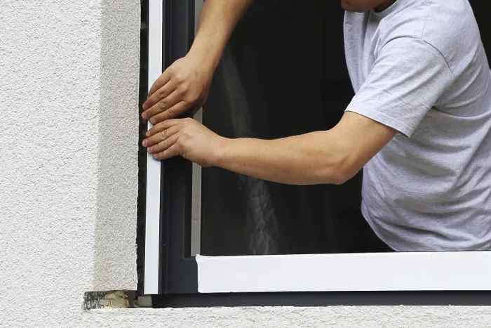 Gerahmter Druck : Fachgerechte Fensterinstallation durch einen Handwerker. Gerahmter Druck : Fachgerechte Fensterinstallation durch einen Handwerker.