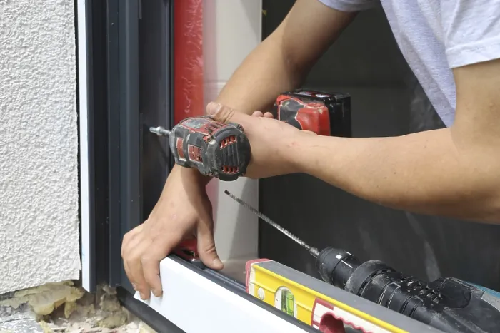 Gerahmter Druck : Professionelle Fensterinstallation durch einen Handwerker. Gerahmter Druck : Professionelle Fensterinstallation durch einen Handwerker.