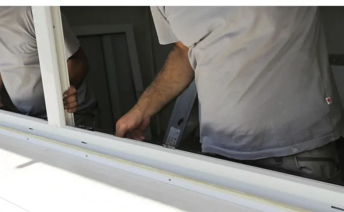 Gerahmter Druck : Fachgerechte Fensterinstallation durch einen Handwerker. Gerahmter Druck : Fachgerechte Fensterinstallation durch einen Handwerker.