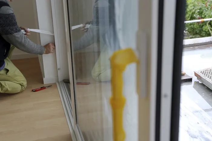 Gerahmter Druck : Fachgerechte Fensterinstallation durch einen Handwerker. Gerahmter Druck : Fachgerechte Fensterinstallation durch einen Handwerker.