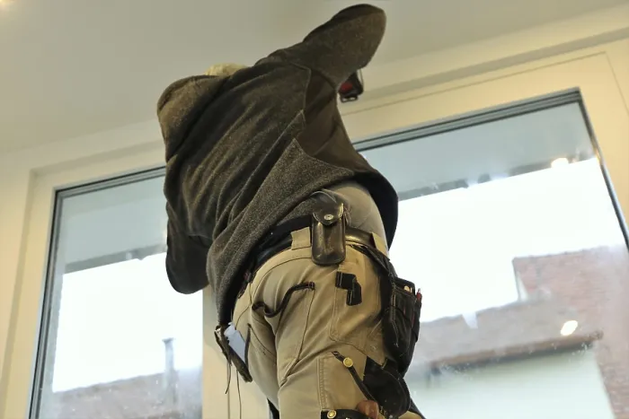 Gerahmter Druck : Professionelle Fensterinstallation durch einen Handwerker.