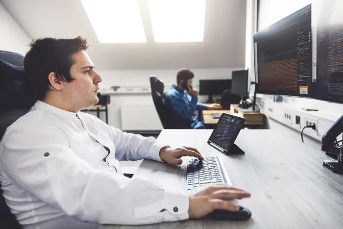 Gerahmter Druck : IT-Programmierer arbeitet an einem Desktop-Computer. Gerahmter Druck : IT-Programmierer arbeitet an einem Desktop-Computer.
