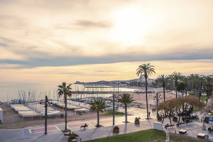 Gerahmter Druck : Spaziergang in Sitges, Spanien. Gerahmter Druck : Spaziergang in Sitges, Spanien.