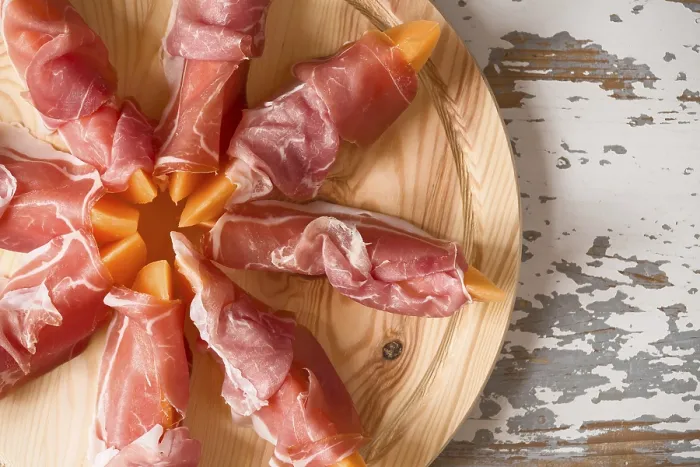 Gerahmter Druck : Prosciutto und Melone von oben gesehen. Gerahmter Druck : Prosciutto und Melone von oben gesehen.