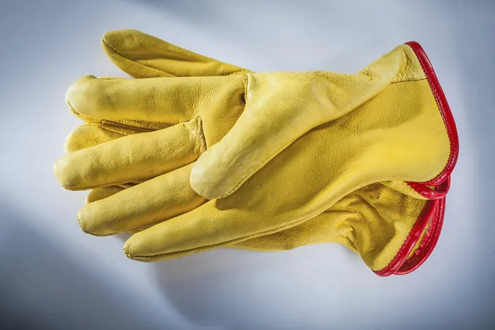 Gerahmter Druck : Schutzlederhandschuhe auf weißem Hintergrund. Gerahmter Druck : Schutzlederhandschuhe auf weißem Hintergrund.