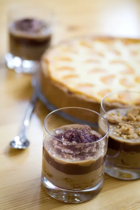 Gerahmter Druck : Pudding-Dessert mit Orangenkuchen. Gerahmter Druck : Pudding-Dessert mit Orangenkuchen.