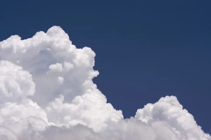 Gerahmter Druck : Blaue Himmel mit weichen Wolken