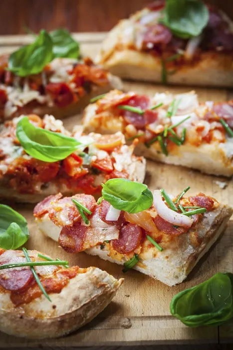 Gerahmter Druck : Pulloaparat Pizzabrot mit Kräutern und Basilikum Gerahmter Druck : Pulloaparat Pizzabrot mit Kräutern und Basilikum