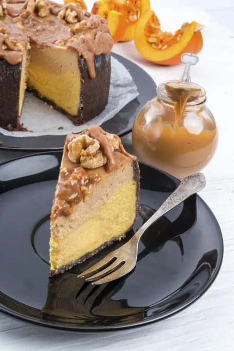 Gerahmter Druck : Kürbischokoladenkuchen mit Nüssen. Gerahmter Druck : Kürbischokoladenkuchen mit Nüssen.