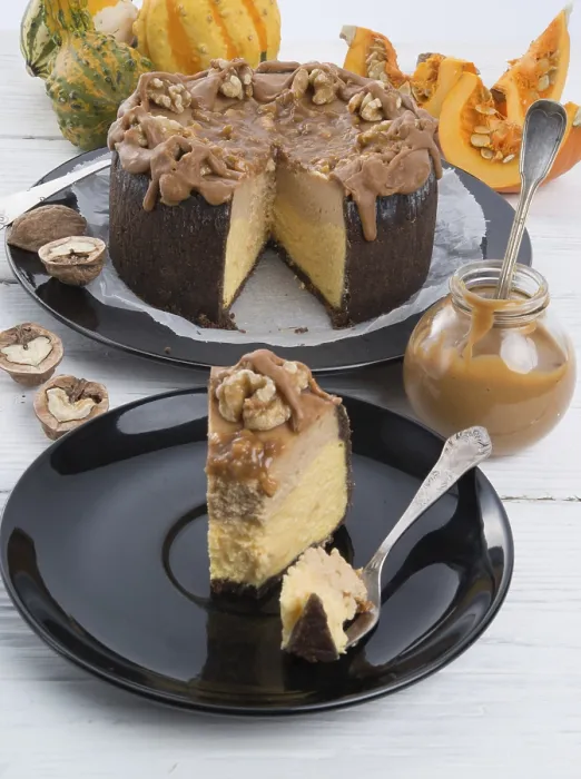 Gerahmter Druck : Kürbischokoladenkuchen mit Nüssen. Gerahmter Druck : Kürbischokoladenkuchen mit Nüssen.