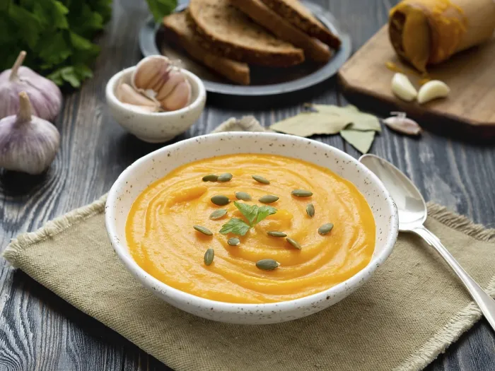 Gerahmter Druck : Kürbissuppe in einer weißen Schüssel püriert. Gerahmter Druck : Kürbissuppe in einer weißen Schüssel püriert.
