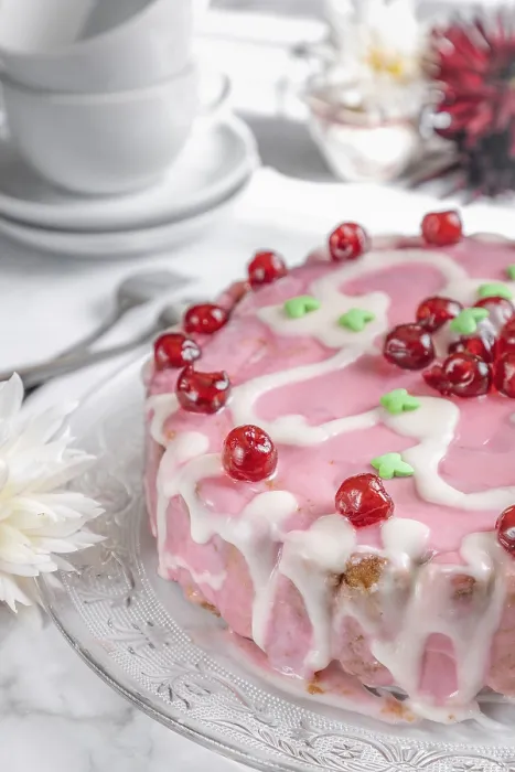 Gerahmter Druck : Kuchen mit Punsch und Kirschen Gerahmter Druck : Kuchen mit Punsch und Kirschen
