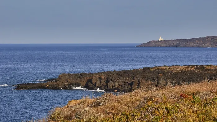 Gerahmter Druck : Leuchtturm Punta Spadillo im Hintergrund. Gerahmter Druck : Leuchtturm Punta Spadillo im Hintergrund.