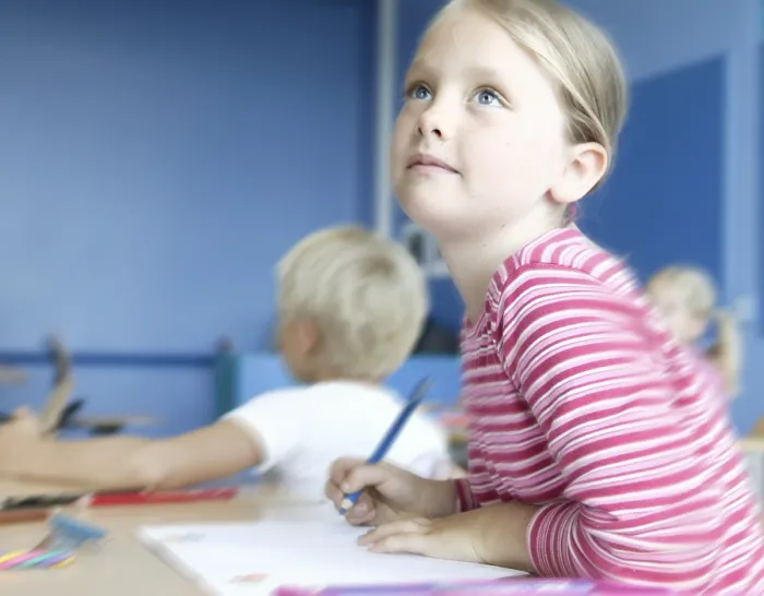 Gerahmter Druck : Schüler im Klassenzimmer. Gerahmter Druck : Schüler im Klassenzimmer.
