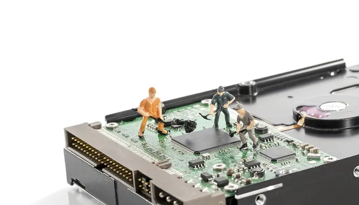 Gerahmter Druck : Puppen beschäftigen sich mit Hardware-Computer-Elementen, Reparatur oder Formatierung von Festplatte. Gerahmter Druck : Puppen beschäftigen sich mit Hardware-Computer-Elementen, Reparatur oder Formatierung von Festplatte.