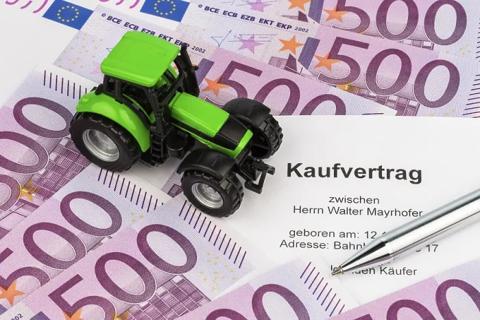 Gerahmter Druck : Der Kaufvertrag für einen neuen Traktor. Gerahmter Druck : Der Kaufvertrag für einen neuen Traktor.
