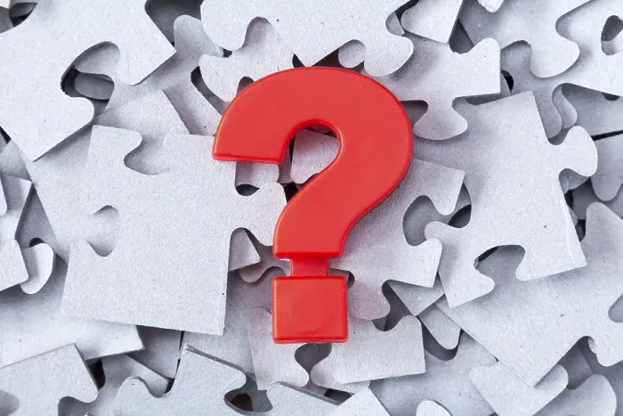 Gerahmter Druck : Puzzlestücke und Fragezeichen. Gerahmter Druck : Puzzlestücke und Fragezeichen.