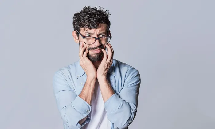Gerahmter Druck : Verwirrter Mann auf isolierter Hintergrund. Gerahmter Druck : Verwirrter Mann auf isolierter Hintergrund.