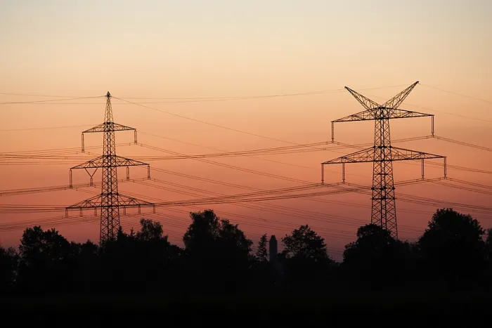 Gerahmter Druck : Pylon vor rotem Himmel am Abend. Gerahmter Druck : Pylon vor rotem Himmel am Abend.