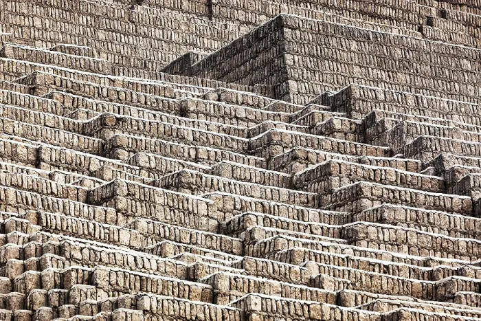 Gerahmter Druck : Pyramide aus Ziegeln an einem sonnigen Tag. Gerahmter Druck : Pyramide aus Ziegeln an einem sonnigen Tag.