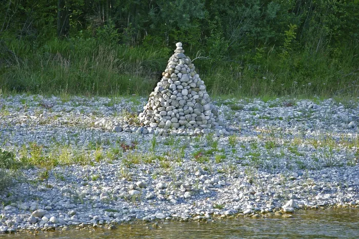 Gerahmter Druck : Pyramide aus Kieseln vom Isar. Gerahmter Druck : Pyramide aus Kieseln vom Isar.
