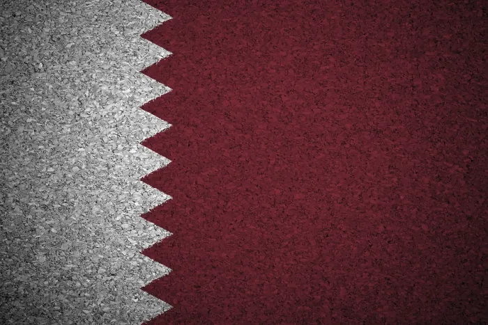 Gerahmter Druck : Die qatarische Flagge auf einem Korkbrett gemalt.