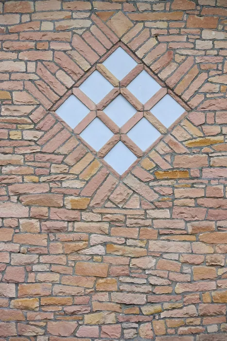 Gerahmter Druck : Steinbruchmauer mit einem diamantförmigen Fenstermuster. Gerahmter Druck : Steinbruchmauer mit einem diamantförmigen Fenstermuster.