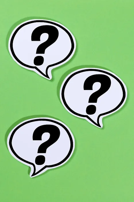 Gerahmter Druck : Fragezeichen als Symbol für Fragen, Hilfe, Probleme, Informationen und Unterstützung in Sprachblasen Kommunikation Gerahmter Druck : Fragezeichen als Symbol für Fragen, Hilfe, Probleme, Informationen und Unterstützung in Sprachblasen Kommunikation