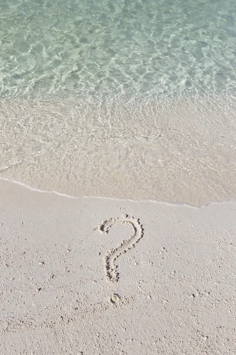 Gerahmter Druck : Fragezeichen geschrieben in Sand auf einer Strand. Gerahmter Druck : Fragezeichen geschrieben in Sand auf einer Strand.