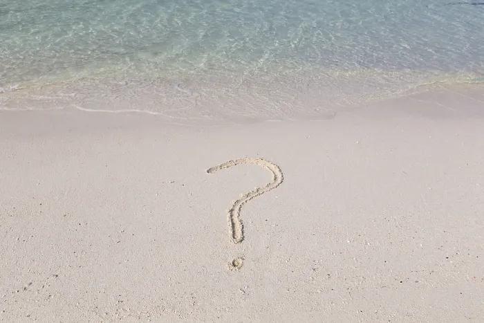 Gerahmter Druck : Fragezeichen geschrieben in Sand auf einem Strand. Gerahmter Druck : Fragezeichen geschrieben in Sand auf einem Strand.