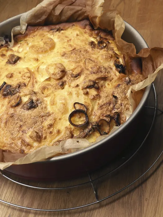Gerahmter Druck : Quiche mit Kartoffeln und Lauch in einer Springform. Gerahmter Druck : Quiche mit Kartoffeln und Lauch in einer Springform.