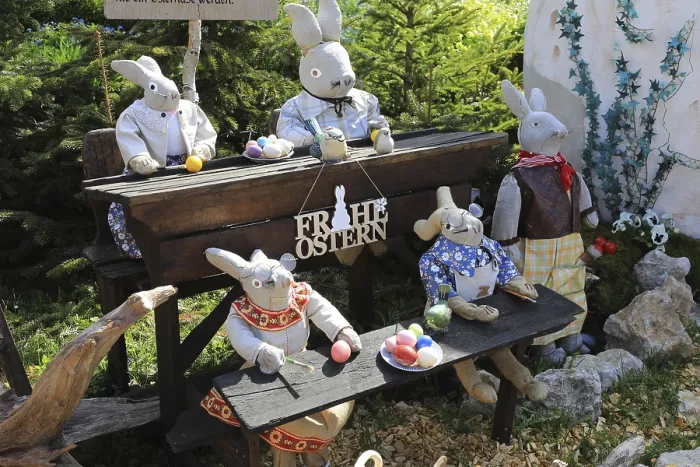 Gerahmter Druck : Die Kaninchen-Schule am Osterbrunnen. Gerahmter Druck : Die Kaninchen-Schule am Osterbrunnen.