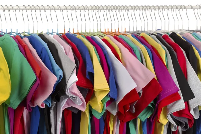 Gerahmter Druck : Rack mit assorted farbigen T-Shirts Gerahmter Druck : Rack mit assorted farbigen T-Shirts