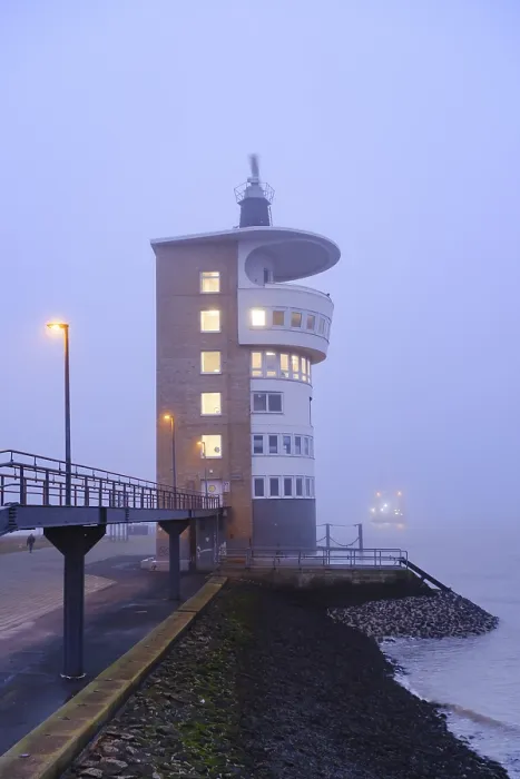 Gerahmter Druck : Radar-Turm am alten Hafen. Gerahmter Druck : Radar-Turm am alten Hafen.