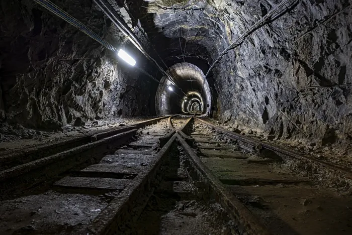 Gerahmter Druck : Bahn im Bergwerk von Cogne
