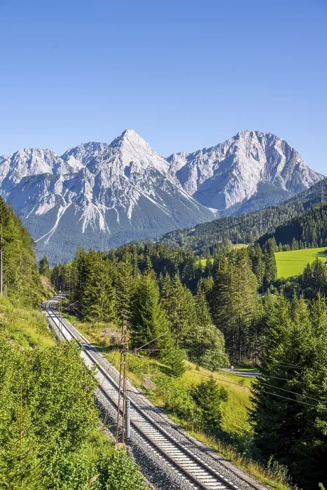 Gerahmter Druck : Eisenbahn vor der Ehrwalder Sonnenspitze Gerahmter Druck : Eisenbahn vor der Ehrwalder Sonnenspitze