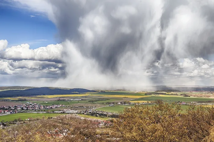 Gerahmter Druck : Regenwolke mit Niederschlag. Gerahmter Druck : Regenwolke mit Niederschlag.