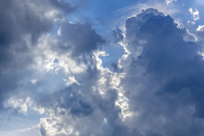 Gerahmter Druck : Regenwolken, blauer Himmel. Gerahmter Druck : Regenwolken, blauer Himmel.