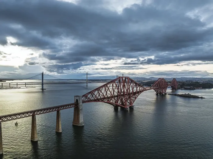 Gerahmter Druck : Regenwolken über der Forth Bridge aus einer Drohne. Gerahmter Druck : Regenwolken über der Forth Bridge aus einer Drohne.
