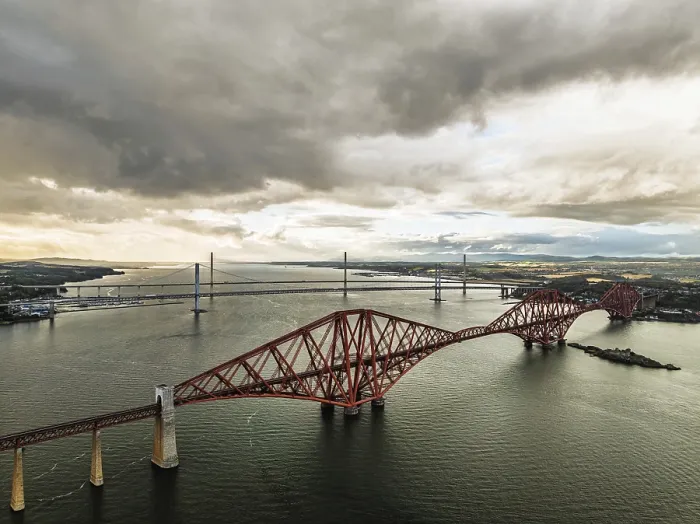 Gerahmter Druck : Regenwolken über die Forth-Brücke aus einer Drohne. Gerahmter Druck : Regenwolken über die Forth-Brücke aus einer Drohne.