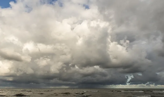 Gerahmter Druck : Regenwolken über der Nordsee. Gerahmter Druck : Regenwolken über der Nordsee.