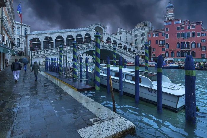 Gerahmter Druck : Regenwolken über der Rialtobrücke. Gerahmter Druck : Regenwolken über der Rialtobrücke.