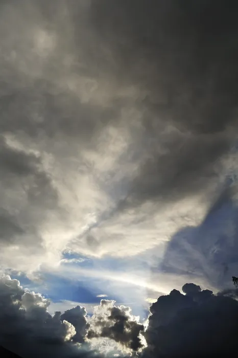 Gerahmter Druck : Regenwolken mit Sonne, die durchbricht. Gerahmter Druck : Regenwolken mit Sonne, die durchbricht.