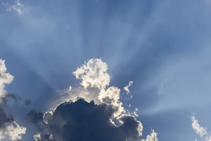 Gerahmter Druck : Regenwolken mit Sonnenschein durch. Gerahmter Druck : Regenwolken mit Sonnenschein durch.