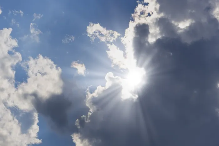 Gerahmter Druck : Regenwolken mit Sonnenschein durch. Gerahmter Druck : Regenwolken mit Sonnenschein durch.