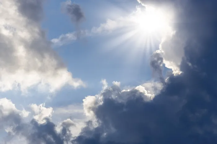 Gerahmter Druck : Regenwolken mit Sonne durch. Gerahmter Druck : Regenwolken mit Sonne durch.